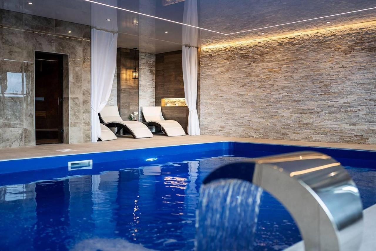 Clwyd Gate Manor Pool Sauna Hottub Cave Wales روثين المظهر الخارجي الصورة