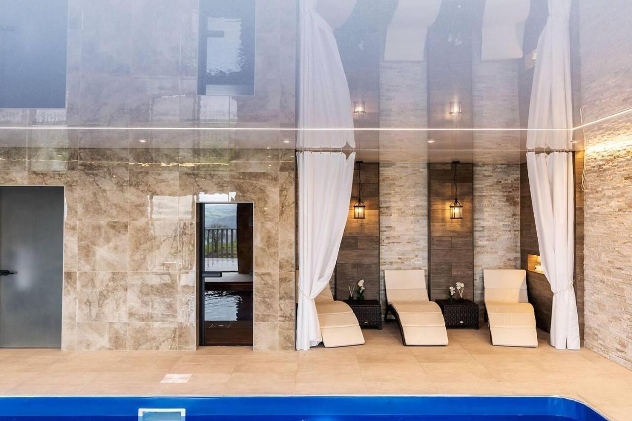 Clwyd Gate Manor Pool Sauna Hottub Cave Wales روثين المظهر الخارجي الصورة