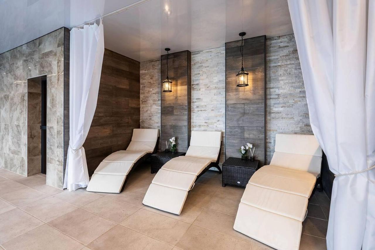 Clwyd Gate Manor Pool Sauna Hottub Cave Wales روثين المظهر الخارجي الصورة