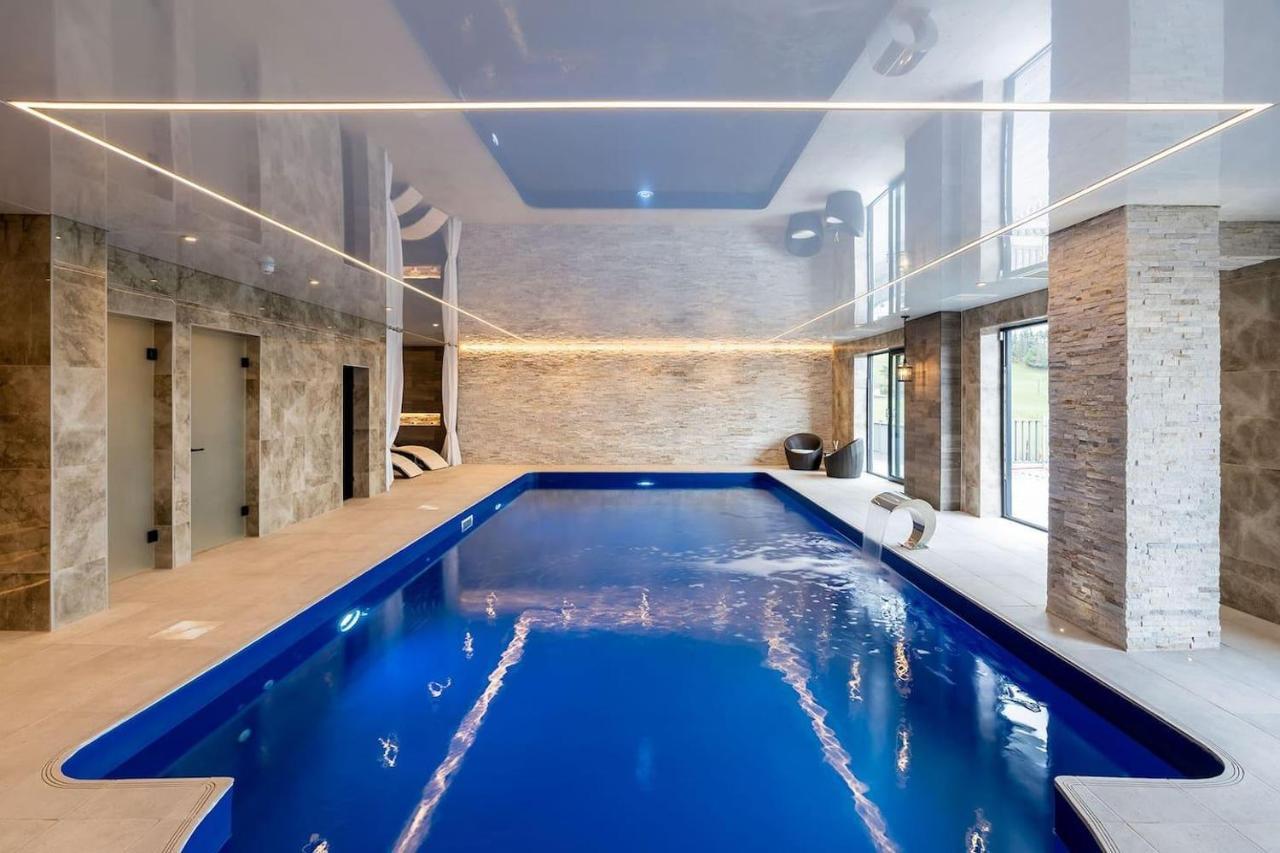 Clwyd Gate Manor Pool Sauna Hottub Cave Wales روثين المظهر الخارجي الصورة