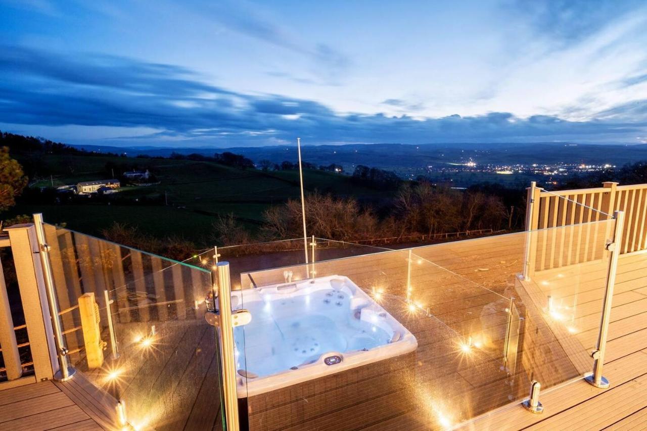 Clwyd Gate Manor Pool Sauna Hottub Cave Wales روثين المظهر الخارجي الصورة